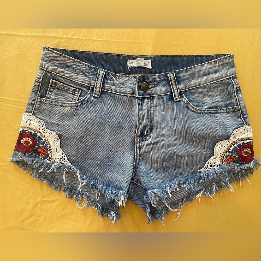 Jean shorts with embroidery sides